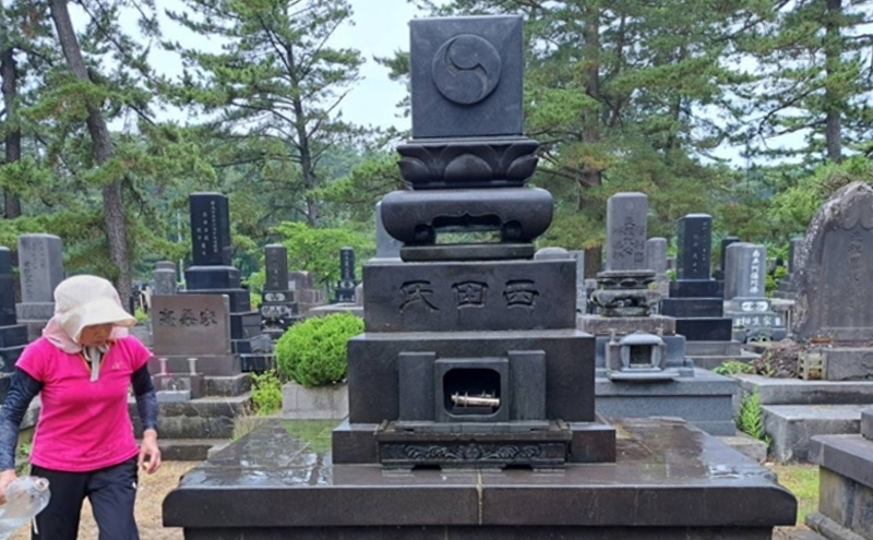 秋田県 能代市 お墓の洗浄と周辺の草取りパック　遠く離れたふるさとに帰省できない方に代わって、ご先祖様の墓地を洗浄し、草取りをします。※対象地域：能代市  お墓 洗浄 草取りお墓参り お盆 お彼岸 ご命日