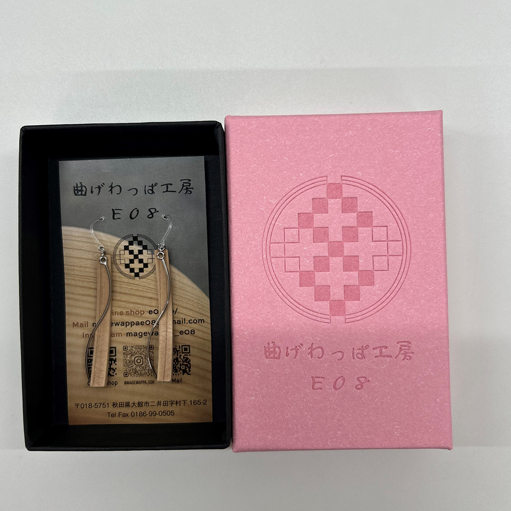 【曲げわっぱアクセサリー】ウェーブタイプ（細長デザイン）ピアス樹脂フックタイプ　【65P6010】