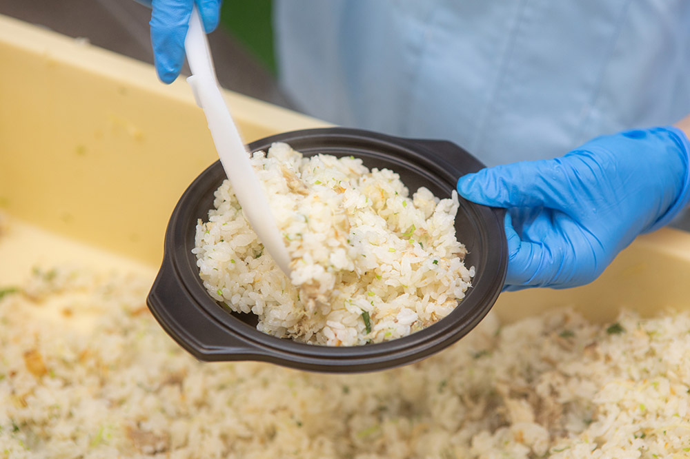 男鹿産天然真鯛のカマ、頬肉だけ使って炊いた男鹿の鯛めし 4個セット レンジで温めるだけ 惣菜 冷凍