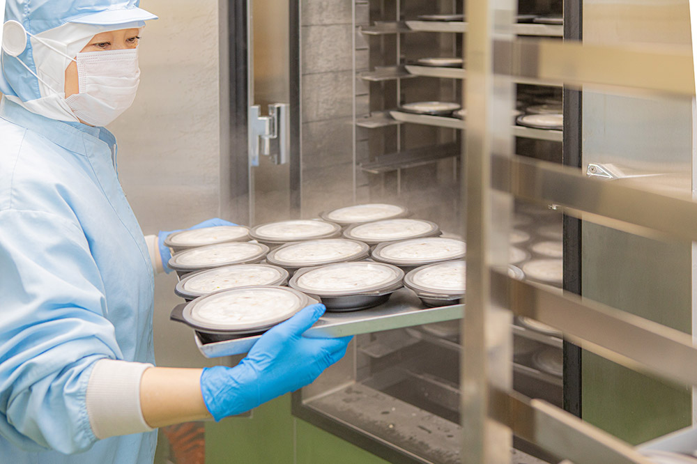 男鹿産天然真鯛のカマ、頬肉だけ使って炊いた男鹿の鯛めし 4個セット レンジで温めるだけ 惣菜 冷凍