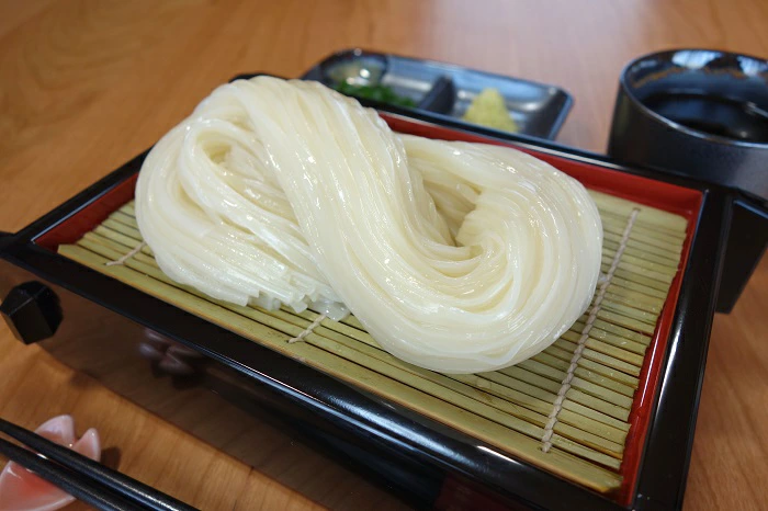 稲庭うどん180g×4袋 かつお一番だしつゆ付セット ふるさと納税 秋田県 稲庭うどん つゆ セット 【(有)稲庭絹女うどん】[K0202]