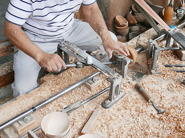 aeru 川連漆器のこぼしにくい器 平皿 赤紅【(株)和える】[D15602]