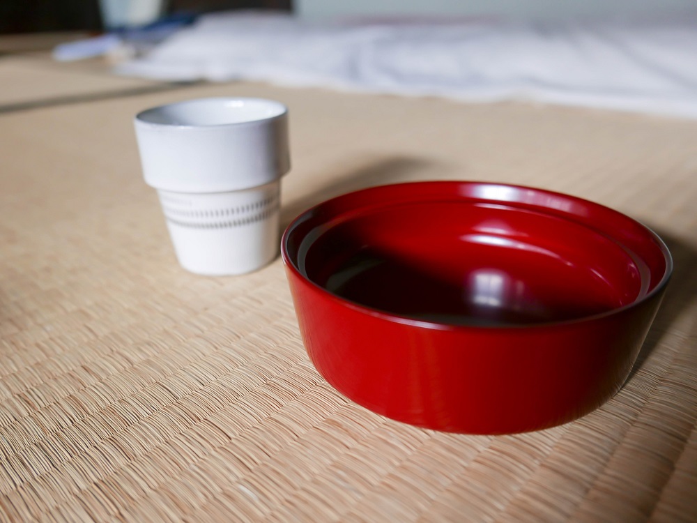 aeru 川連漆器のこぼしにくい器 平皿 赤紅【(株)和える】[D15602]