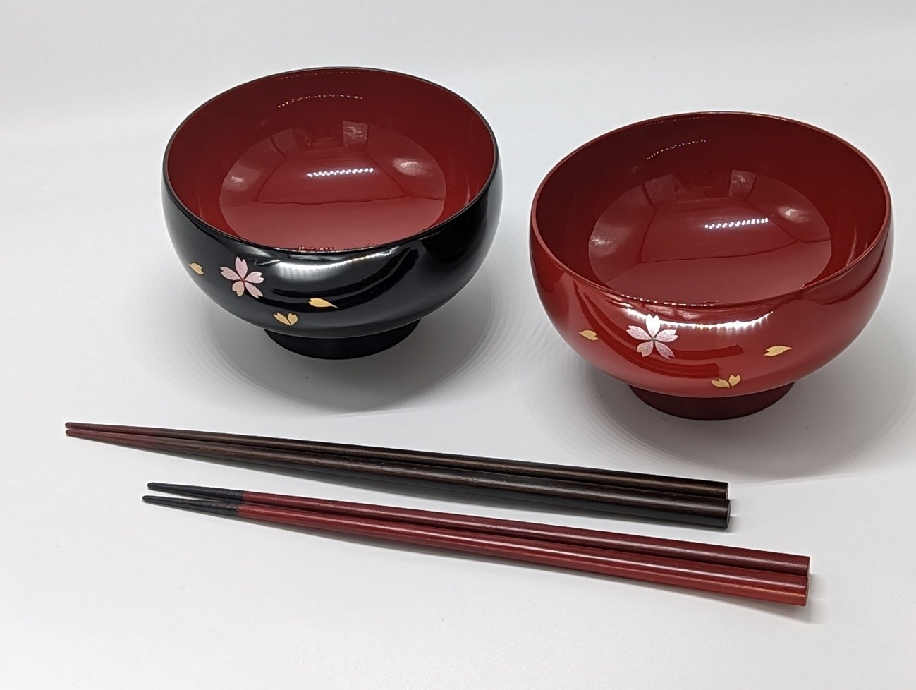 川連漆器 福汁椀 夫婦桜 塗分け箸セット 漆器 汁椀 福汁椀 夫婦椀 夫婦セット ペア 食器 和食器 日本製 伝統工芸 工芸品 秋田 秋田県 湯沢 【秋田県漆器工業協同組合】[H5-5401]