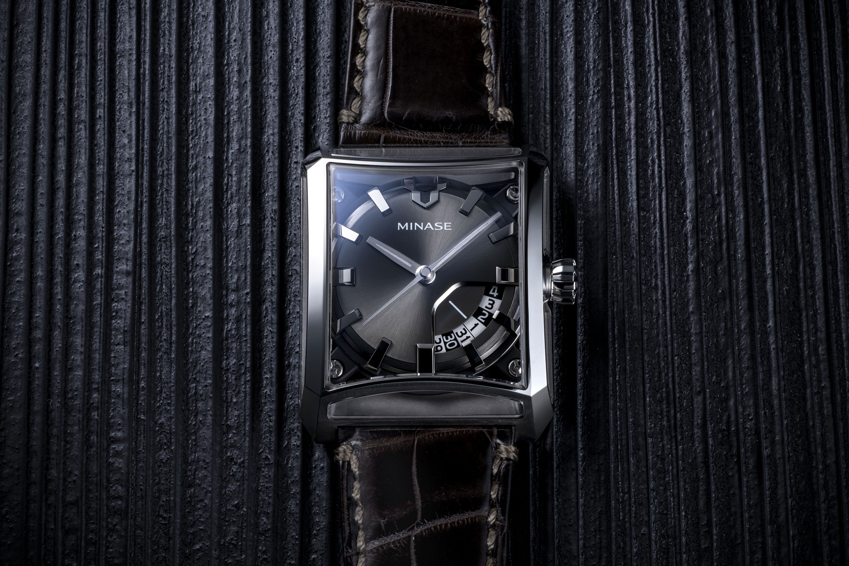 MINASE時計 SEVEN WINDOWS クロコレザータイプ（VM15-LDBNGY-SSD）【協和精工株式会社】[F11918]