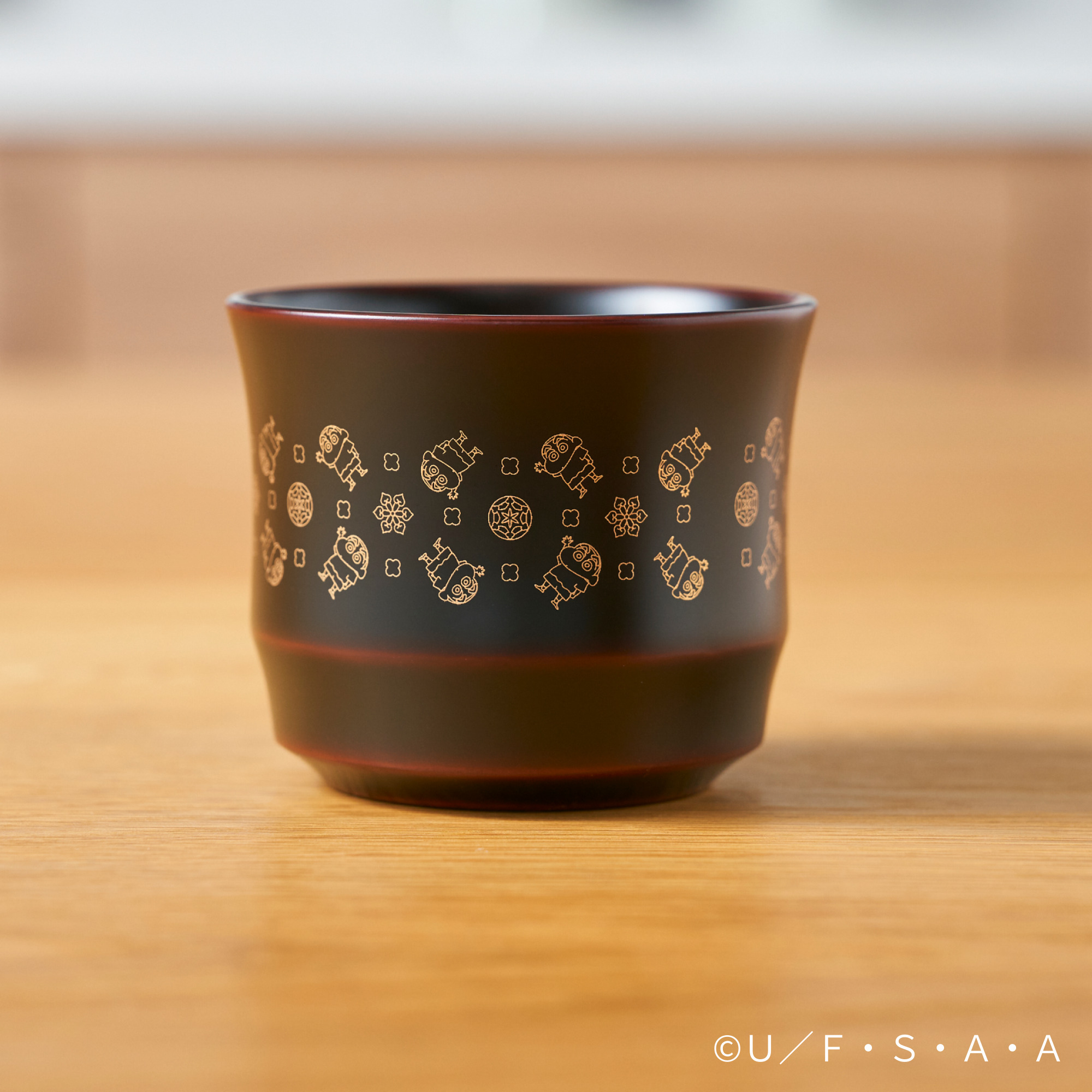 クレヨンしんちゃん 川連漆器カップ 雪柄 黒 秋田伝統工芸 和食器 和風カップ 漆塗り 川連塗り 限定デザイン コラボ限定 クレしんグッズ アニメ 【詩の国秋田株式会社】[C16701]