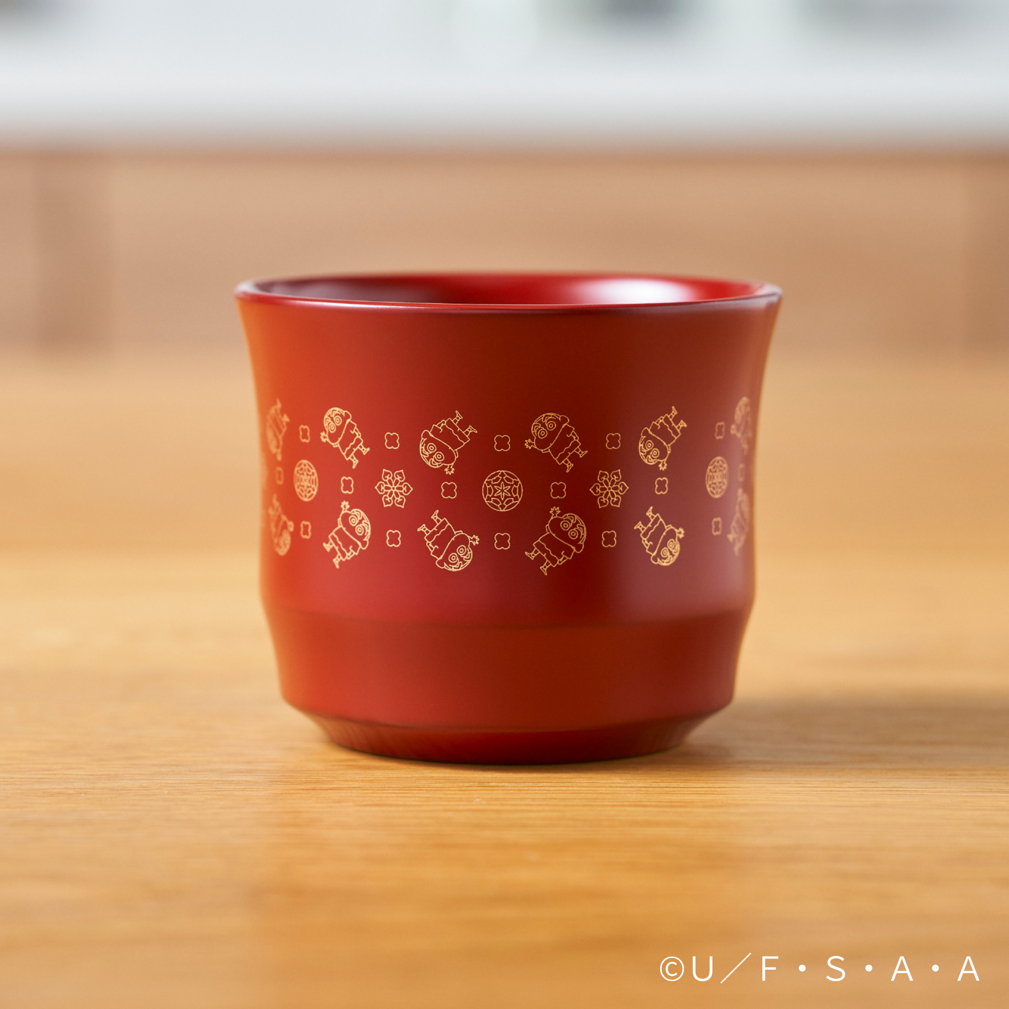 クレヨンしんちゃん 川連漆器カップ 雪柄 赤 秋田伝統工芸 和食器 和風カップ 漆塗り 川連塗り 限定デザイン コラボ限定 クレしんグッズ アニメ 【詩の国秋田株式会社】[C16702]