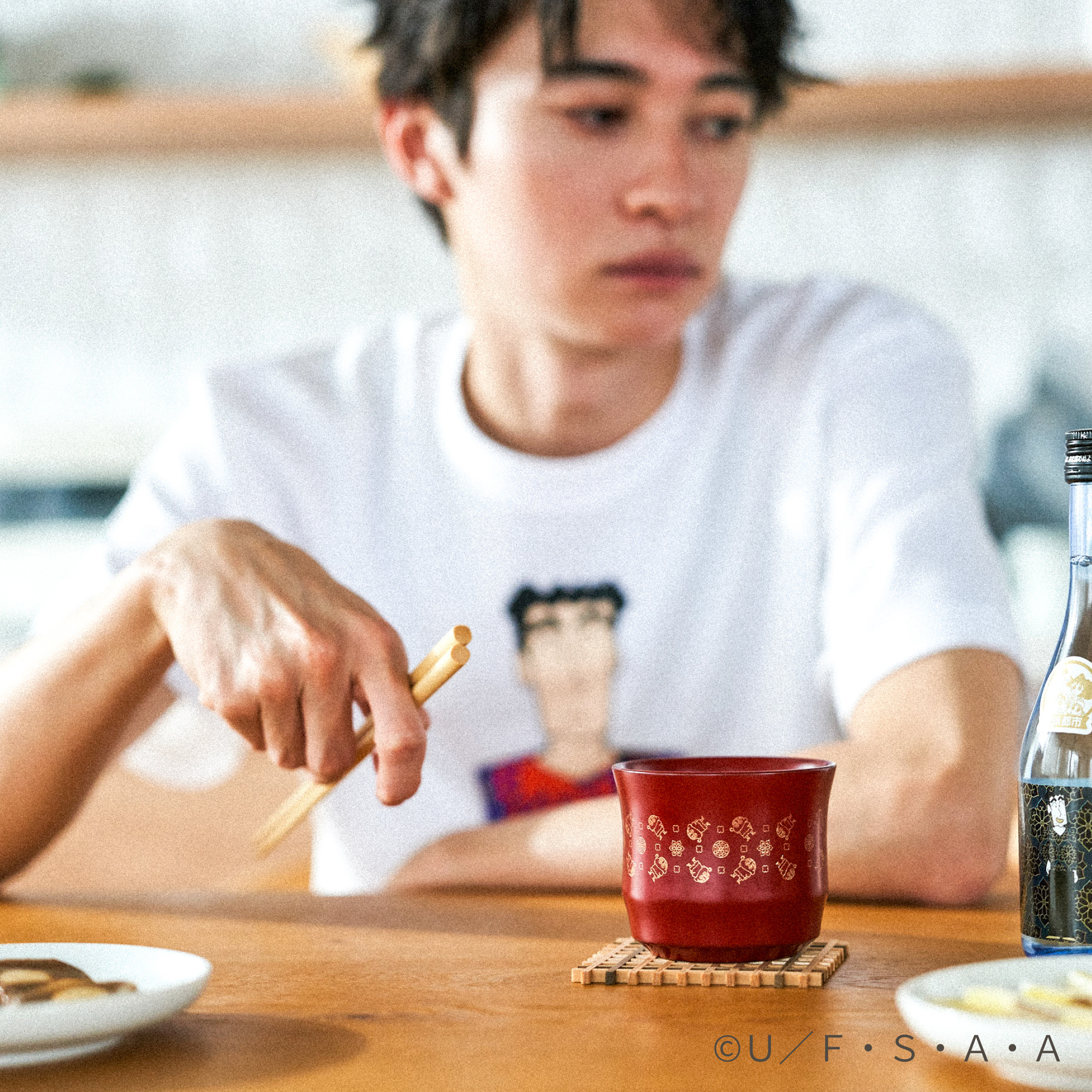 クレヨンしんちゃん 川連漆器カップ 雪柄 黒・赤セット 秋田伝統工芸 和食器 和風カップ 漆塗り 川連塗り 限定デザイン コラボ限定 クレしんグッズ アニメ 【詩の国秋田株式会社】[O16701]