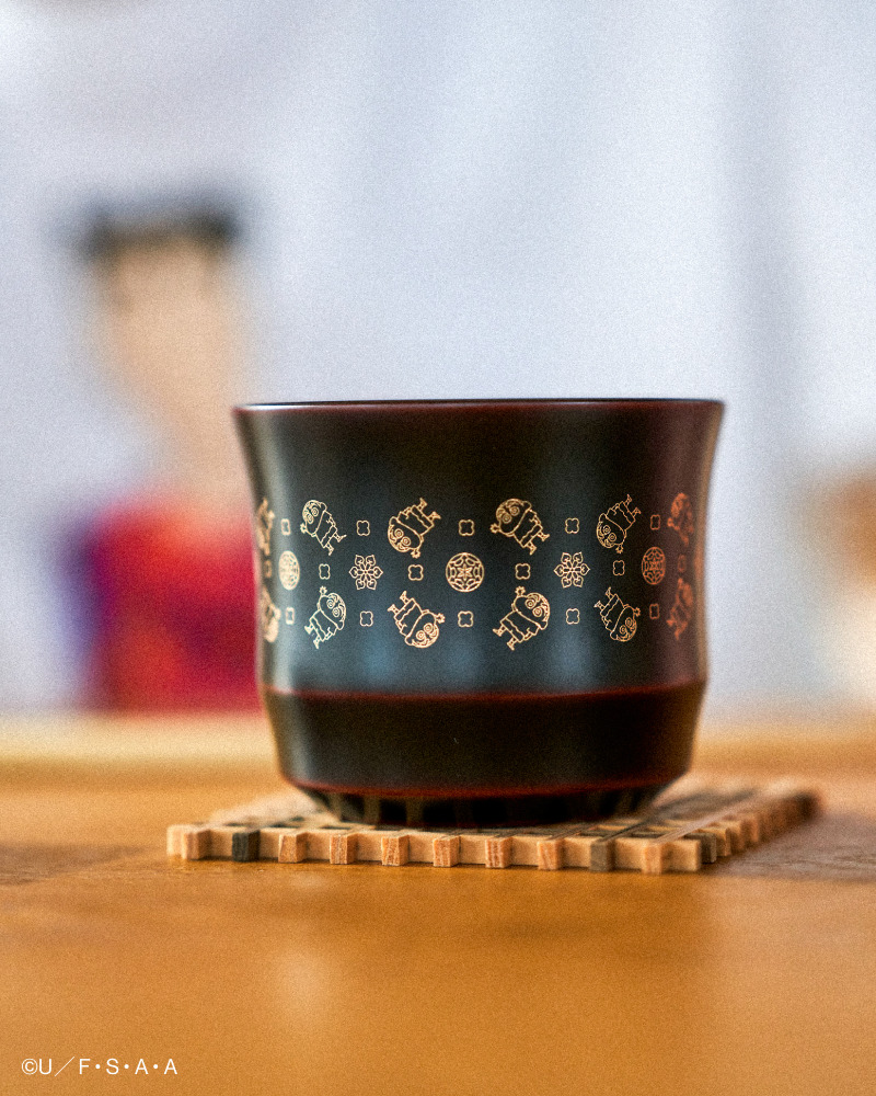 クレヨンしんちゃん 川連漆器カップ 雪柄 黒・赤セット 秋田伝統工芸 和食器 和風カップ 漆塗り 川連塗り 限定デザイン コラボ限定 クレしんグッズ アニメ 【詩の国秋田株式会社】[O16701]