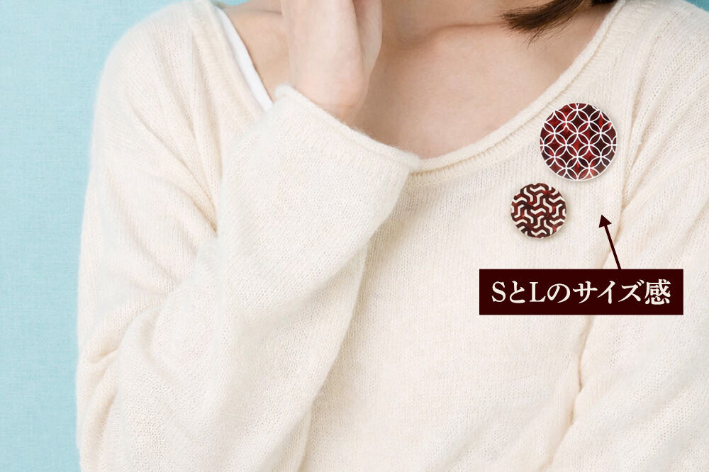 角館樺細工《冨岡商店》ブローチ KAVERS KVR_012 唐草 L 角館工芸協同組合 [伝統 工芸品 山桜 ヤマザクラ 桜皮 樺細工 かばざいく カバザイク アクセサリー おしゃれ 伝統文様 秋田県 仙北市]