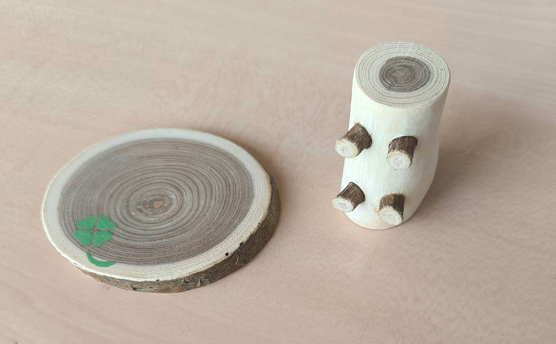 木製 エンジュのやすらぎアロマウッド 台座付き 四つ葉のクローバー入り［長者森工房］ 秋田県 羽後町 【 アロマ ディフューザー リビング インテリア 天然木 無地 雑貨 おしゃれ 和風 縁起物 】