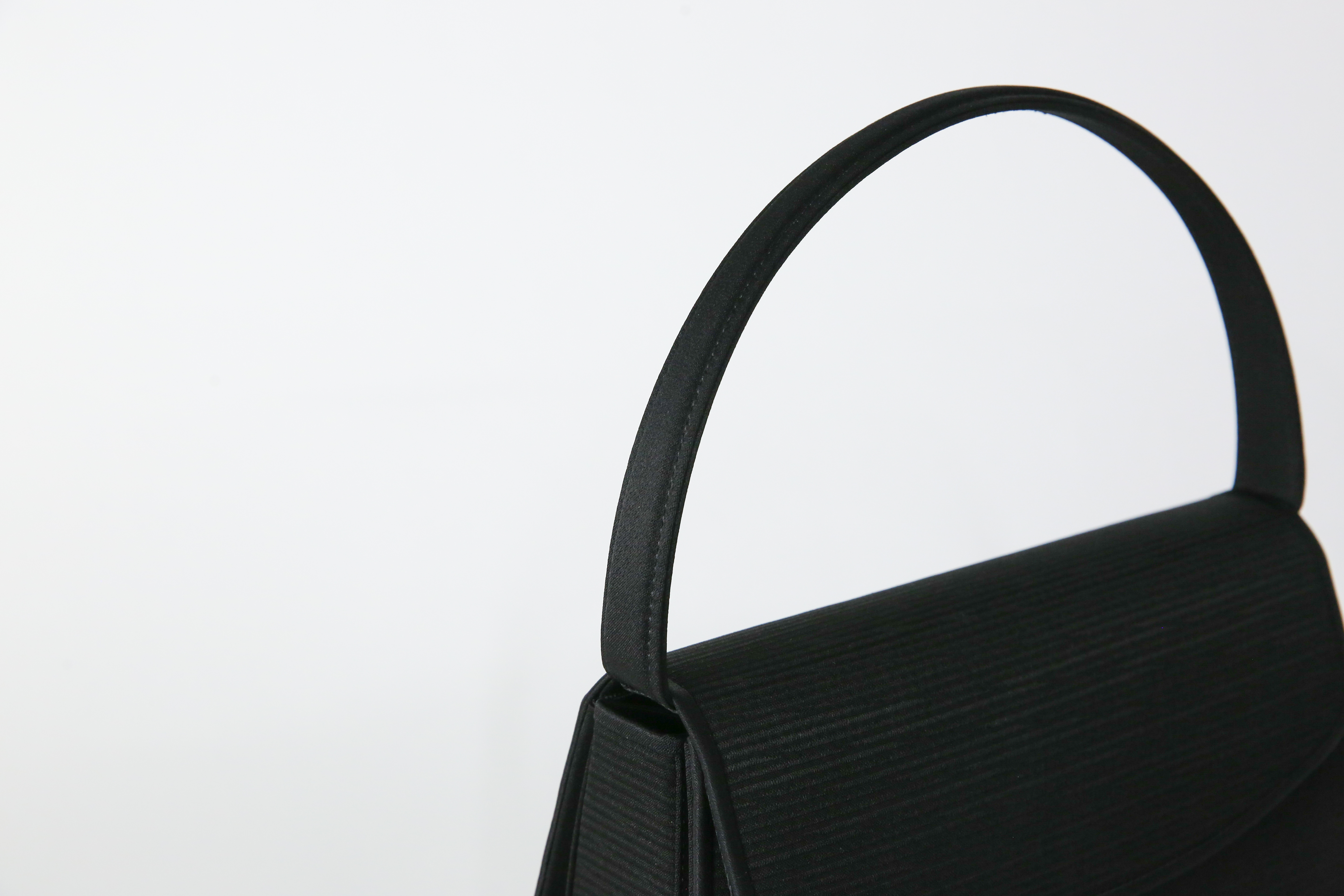 【米沢織】パイピング仕立てが上品で美しく、使い勝手の良いフォーマルバッグ 黒 バッグ 日本製 冠婚葬祭 式典 入学式 卒業式 入園式 卒園式 ハンドバッグ 弔事 ブラックフォーマル 山形県 米沢市