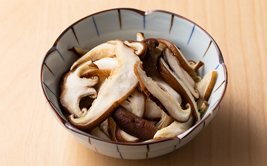 山形県 戸沢村産 乾燥 スライス 椎茸 700g(70g×10袋) 国産椎茸使用！菌床栽培 椎茸 しいたけ 茸 きのこ キノコ 野菜 簡単 調理 料理 カット済み 細切り 保存 備蓄 自宅 家庭 F7W-0275