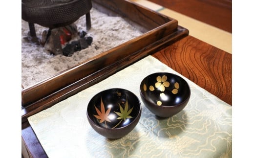 蒔絵付酒盃　２個組(桜と紅葉のセット)　【07208-0149-2】