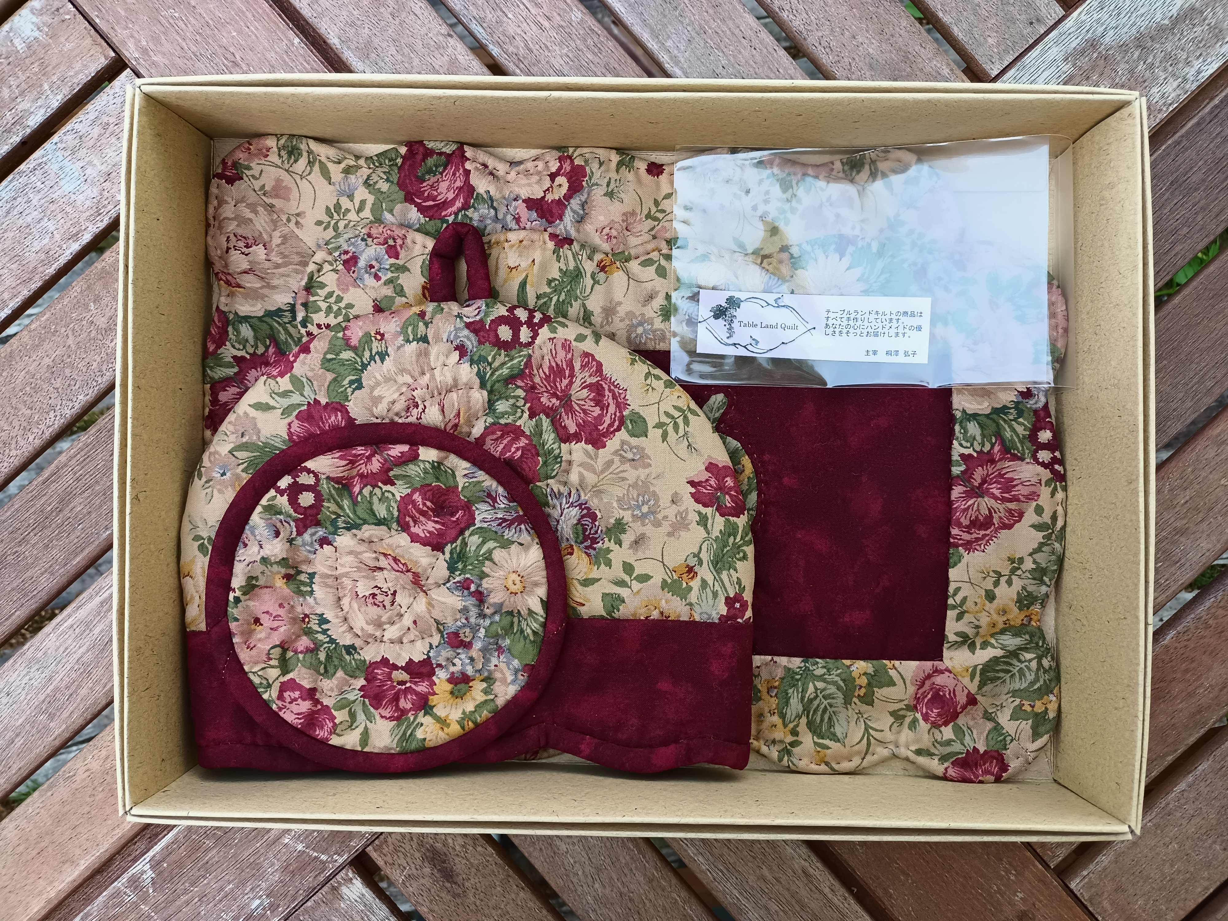 やすらぎの森のティータイムセット（カラー：赤）【Table Land Quilt×Bandia】 KBU004