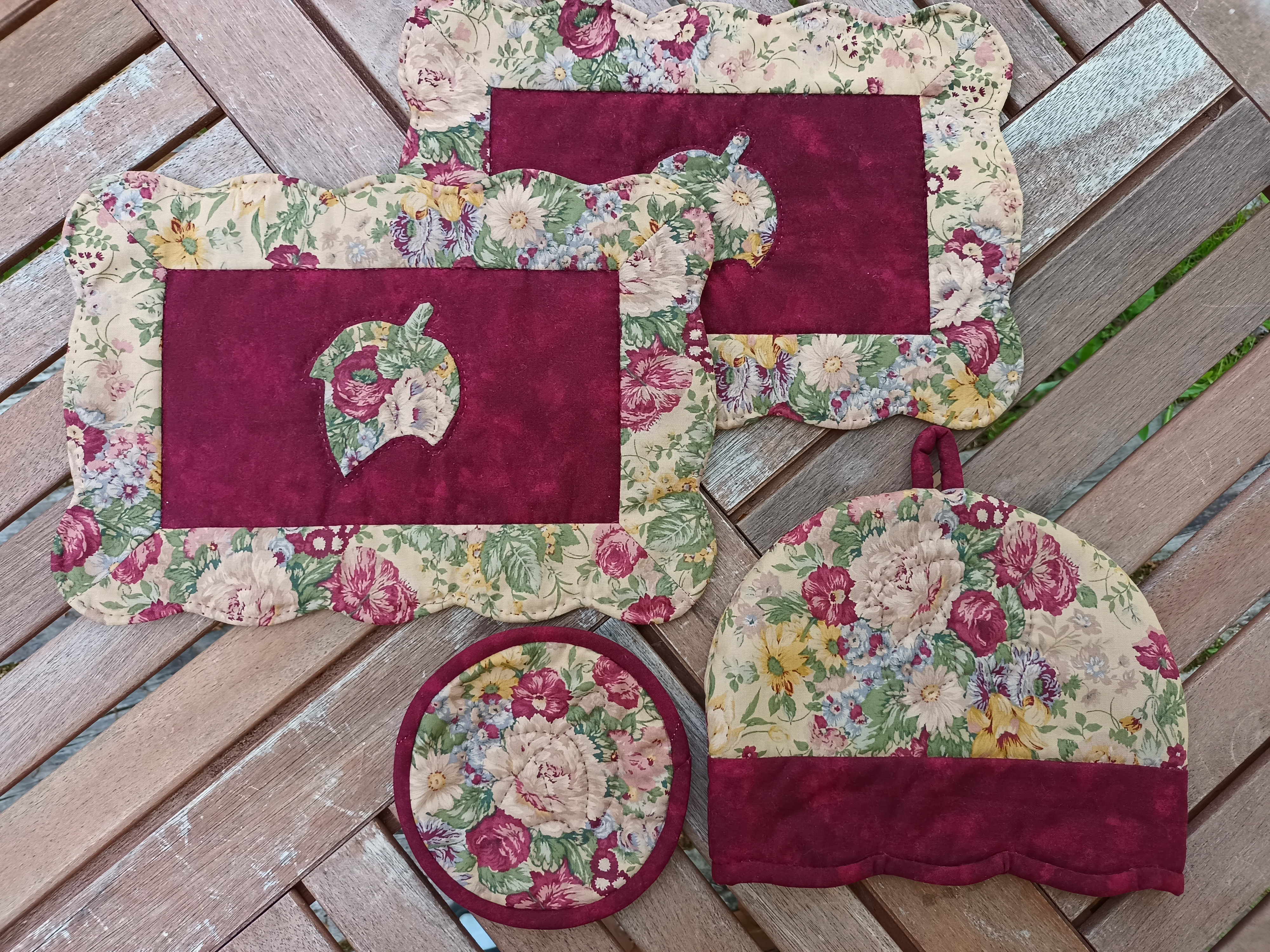 やすらぎの森のティータイムセット（カラー：赤）【Table Land Quilt×Bandia】 KBU004