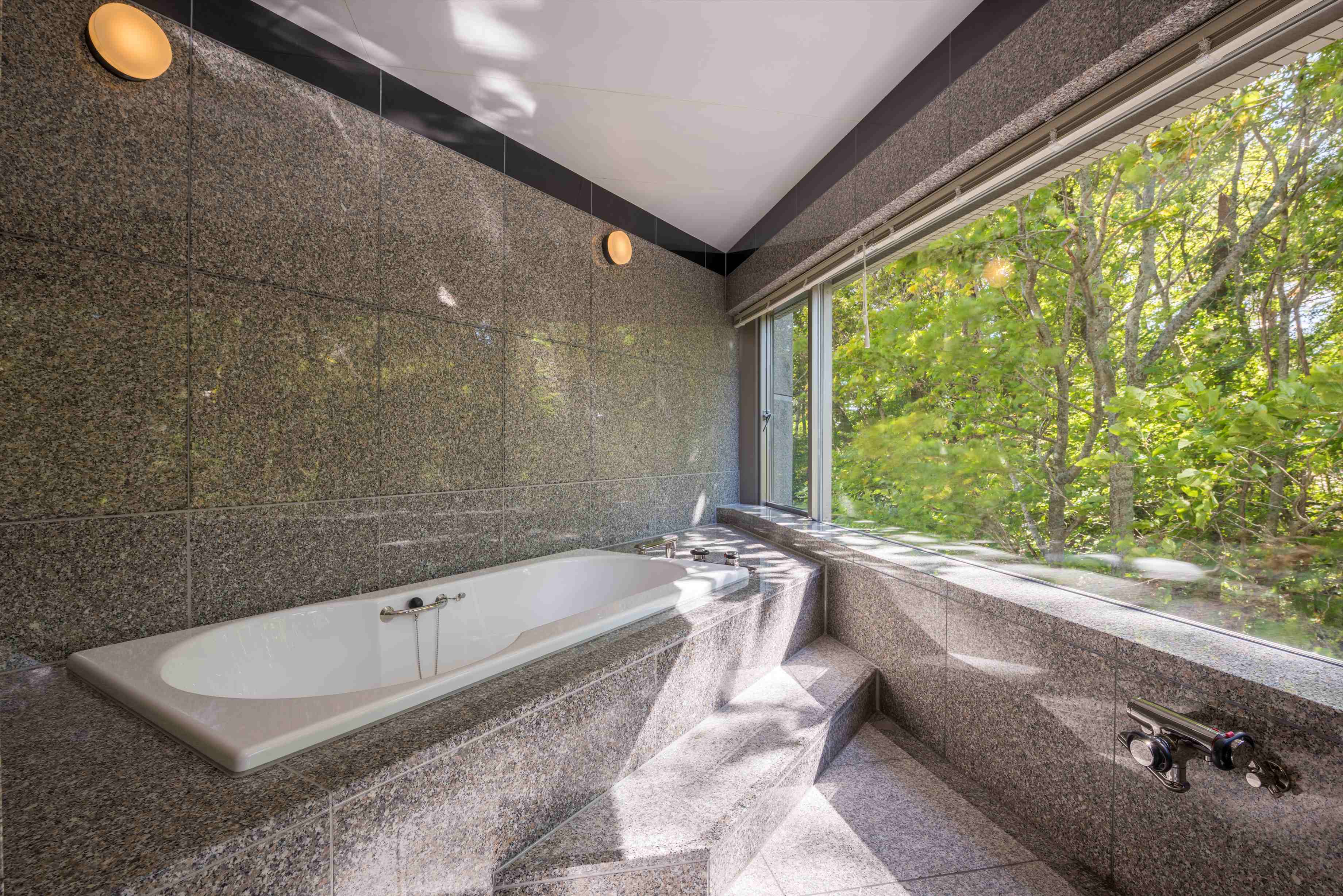 〈ふるさと納税限定プラン〉【裏磐梯レイクリゾート】猫魔離宮コンフォートスイートに泊まれる1泊2食付きペアご宿泊券 KBH001