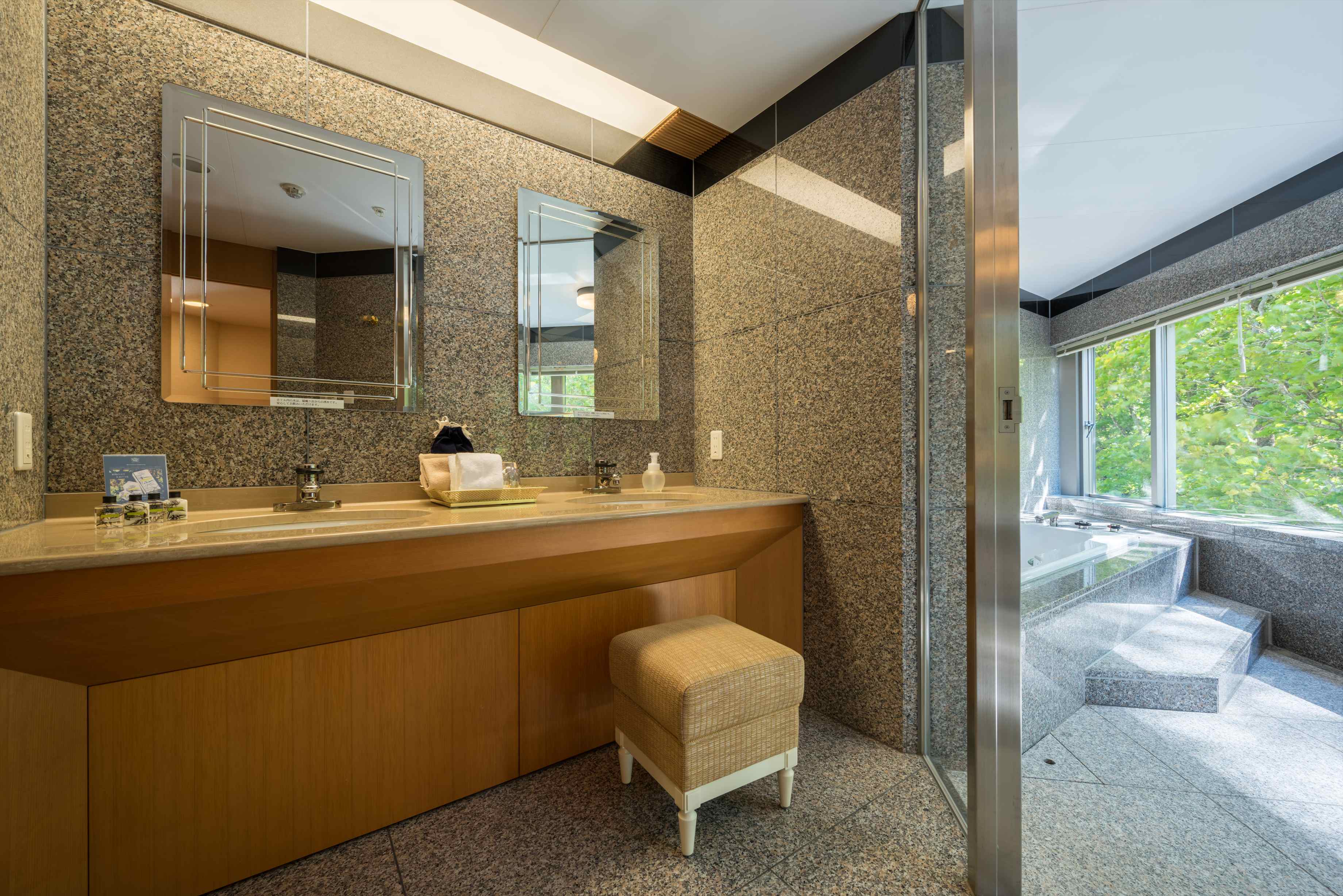 〈ふるさと納税限定プラン〉【裏磐梯レイクリゾート】猫魔離宮コンフォートスイートに泊まれる1泊2食付きペアご宿泊券 KBH001