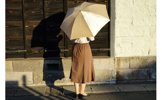 雪華模様の折り畳み傘（サイズ55cm）カラー：ベージュ | 傘 かさ 折りたたみ傘 55センチ 雨具 メンズ レディース 兼用 雪の結晶 ベージュ おしゃれ かわいい 雨 梅雨 贈答 贈り物 プレゼント 父の日 母の日 お中元 お歳暮 御歳暮 茨城県 古河市 _BL03