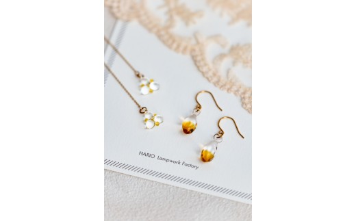 こがこもれびあーと ピアスセット　フラム・ホタル｜ピアス ハンドメイド 手作り 職人 おしゃれ 繊細 耐熱 ガラス ランプワークファクトリー ギフト プレゼント お祝い ご褒美 フォーマル カジュアル きれいめ 20代 30代 40代 茨城県 古河市 地域振興公社 ギフト 贈答 贈り物 プレゼント お祝 ご褒美 記念日 記念品 景品 茨城県 古河市 ハリオ _DP68