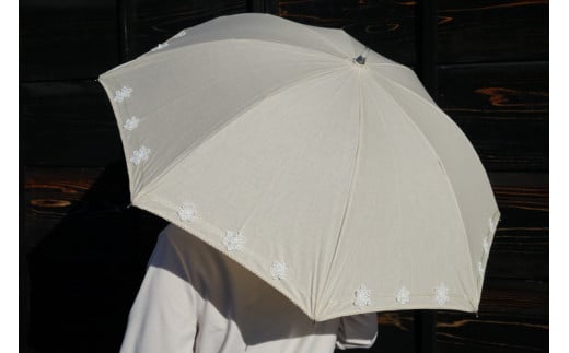 雪華模様の刺繍入り日傘（晴雨兼用・サイズ50ｃｍ・UV加工・麻50％綿50％）カラー：ベージュ | 日傘 50センチ 晴雨兼用  UV加工 レディース 雪の結晶 ベージュ おしゃれ かわいい スタイリッシュ 雨 梅雨 夏 日差し 日よけ 贈答 贈り物 プレゼント 父の日 母の日 お中元 お歳暮 御歳暮 茨城県 古河市 _BL20