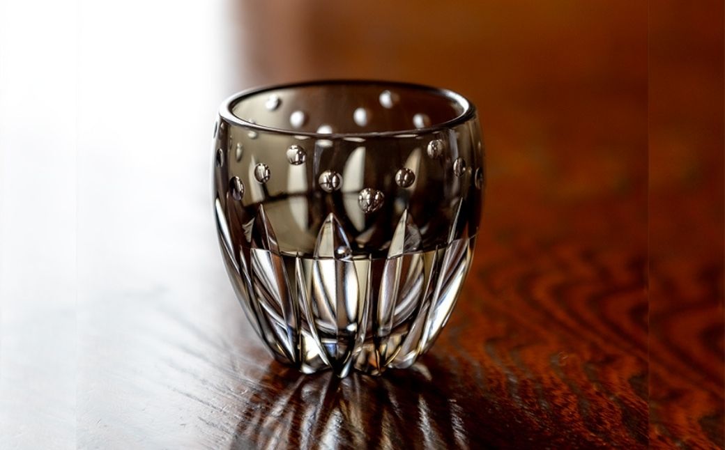 江戸切子 伝統工芸士・鍋谷聰 作 冷酒杯＜蓮＞カガミクリスタル T535-3030-BLK |  江戸切子 クリスタルガラス 冷酒杯 日本酒 冷酒 盃 おちょこ お猪口 猪口 グラス 記念日 日本土産 伝統 日本製 プレゼント 贈り物 卒業祝い 就職祝い 記念品 贈答品 父の日 母の日 茨城県 龍ケ崎市