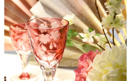 カガミクリスタルのペアワイングラス〈桜柄グラヴィール〉KPS803-2678-CAU | ワイン グラス キレイ 上品 お祝い プレゼント 記念日 ギフト ご褒美 オリジナル 日本土産 クリスタルガラス グラス コップ 伝統 日本製 プレゼント 贈り物 卒業祝い 就職祝い 記念品 贈答品 茨城県 龍ケ崎市