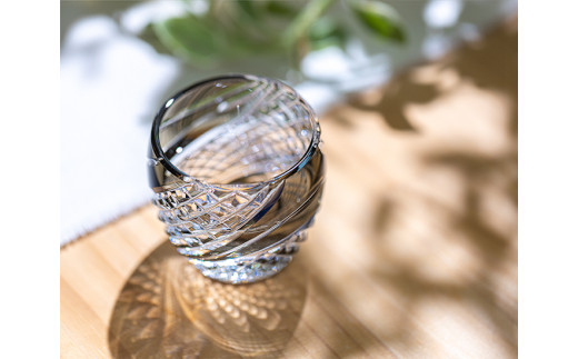 ガミクリスタルの江戸切子 冷酒杯〈魚子流し紋〉青墨 T535-2044-BLK | 日本酒 グラス キレイ 上品 お祝い プレゼント 記念日 ギフト ご褒美 オリジナル 日本土産 クリスタルガラス グラス コップ 伝統 日本製 プレゼント 贈り物 卒業祝い 就職祝い 記念品 贈答品 父の日 母の日 茨城県 龍ケ崎市