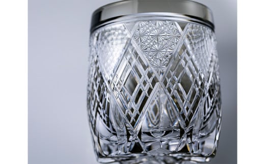 伝統工芸士作カガミクリスタルのロックグラス〈繁菱〉 T794-3011-BLK | グラス キレイ 上品 お祝い プレゼント 記念日 ギフト ご褒美 オリジナル 日本土産 クリスタルガラス 江戸切子 グラス コップ 伝統 日本製 プレゼント 贈り物 卒業祝い 就職祝い 記念品 贈答品 父の日 母の日