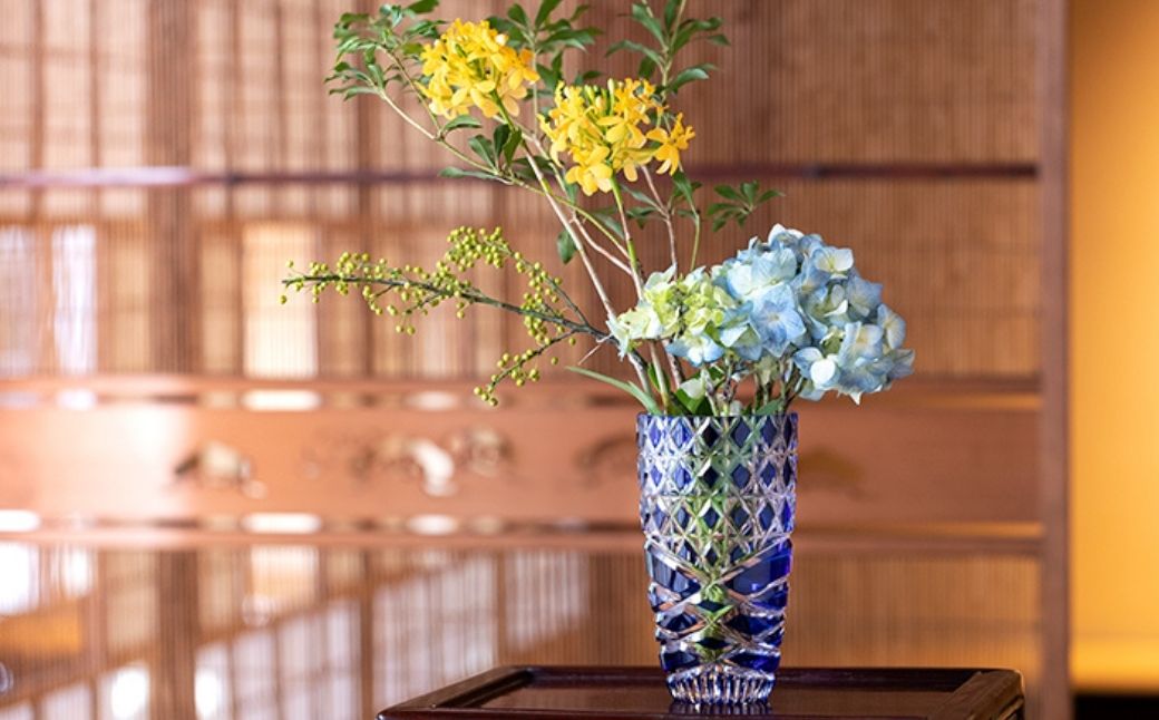 江戸切子 花瓶＜潮騒＞カガミクリスタル F715-3024-CCB |  江戸切子 クリスタルガラス 花瓶 花器 キレイ 上品 お祝い プレゼント 記念日 日本土産 伝統 日本製 プレゼント 贈り物 卒業祝い 就職祝い 記念品 贈答品 父の日 母の日 茨城県 龍ケ崎市