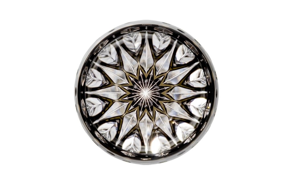 江戸切子 伝統工芸士・鍋谷聰 作 冷酒杯＜蓮＞カガミクリスタル T535-3030-BLK |  江戸切子 クリスタルガラス 冷酒杯 日本酒 冷酒 盃 おちょこ お猪口 猪口 グラス 記念日 日本土産 伝統 日本製 プレゼント 贈り物 卒業祝い 就職祝い 記念品 贈答品 父の日 母の日 茨城県 龍ケ崎市