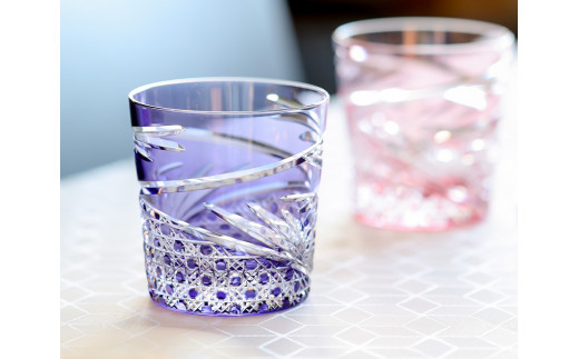 カガミクリスタルのロックグラス舞(紫)T577-2944-CMP | グラス キレイ 上品 お祝い プレゼント 記念日 ギフト ご褒美 オリジナル 日本土産 クリスタルガラス 江戸切子 グラス コップ 伝統 日本製 プレゼント 贈り物 卒業祝い 就職祝い 記念品 贈答品 父の日 母の日 茨城県 龍ケ崎市