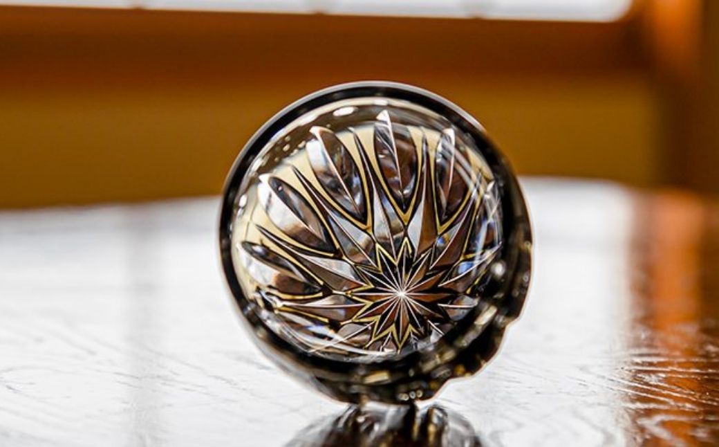 江戸切子 伝統工芸士・鍋谷聰 作 冷酒杯＜蓮＞カガミクリスタル T535-3030-BLK |  江戸切子 クリスタルガラス 冷酒杯 日本酒 冷酒 盃 おちょこ お猪口 猪口 グラス 記念日 日本土産 伝統 日本製 プレゼント 贈り物 卒業祝い 就職祝い 記念品 贈答品 父の日 母の日 茨城県 龍ケ崎市