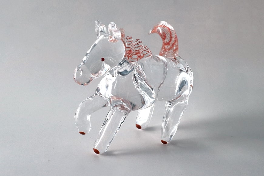 【赤】駆け馬(かけうま) 令和8年 R8 2026年 干支 馬 午 お正月 モチーフ 茨城県 ガラス 置物 赤 黒 白 ガラス工房 神魂 笠間市 CW-067-01