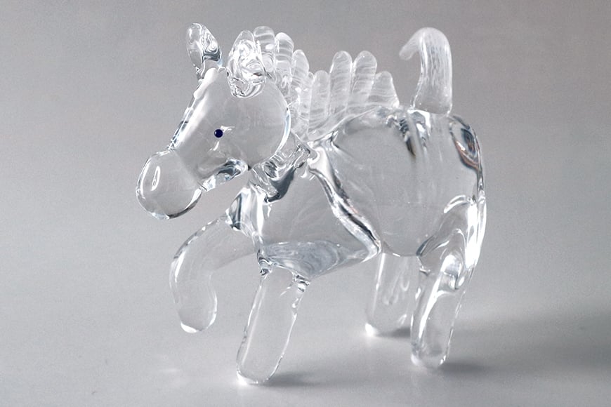 【白】駆け馬(かけうま) 令和8年 R8 2026年 干支 馬 午 お正月 モチーフ 茨城県 ガラス 置物 赤 黒 白 ガラス工房 神魂 笠間市 CW-067-03