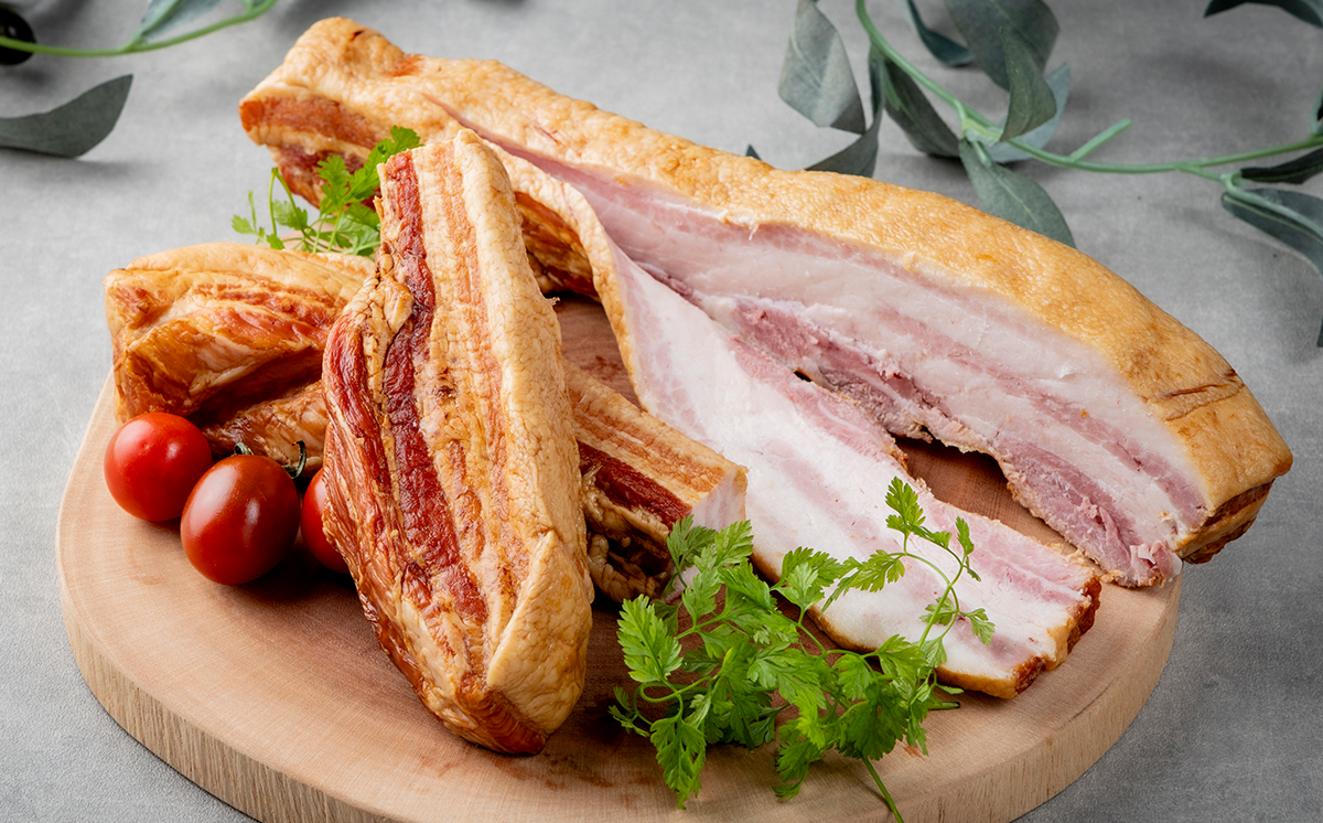 つくばで育てた豚の吊るしベーコン ２個セット【 豚肉 おつまみ 肉 加工品 ハム 茨城県 つくば市 冷蔵 セット ポーク 手作り 】