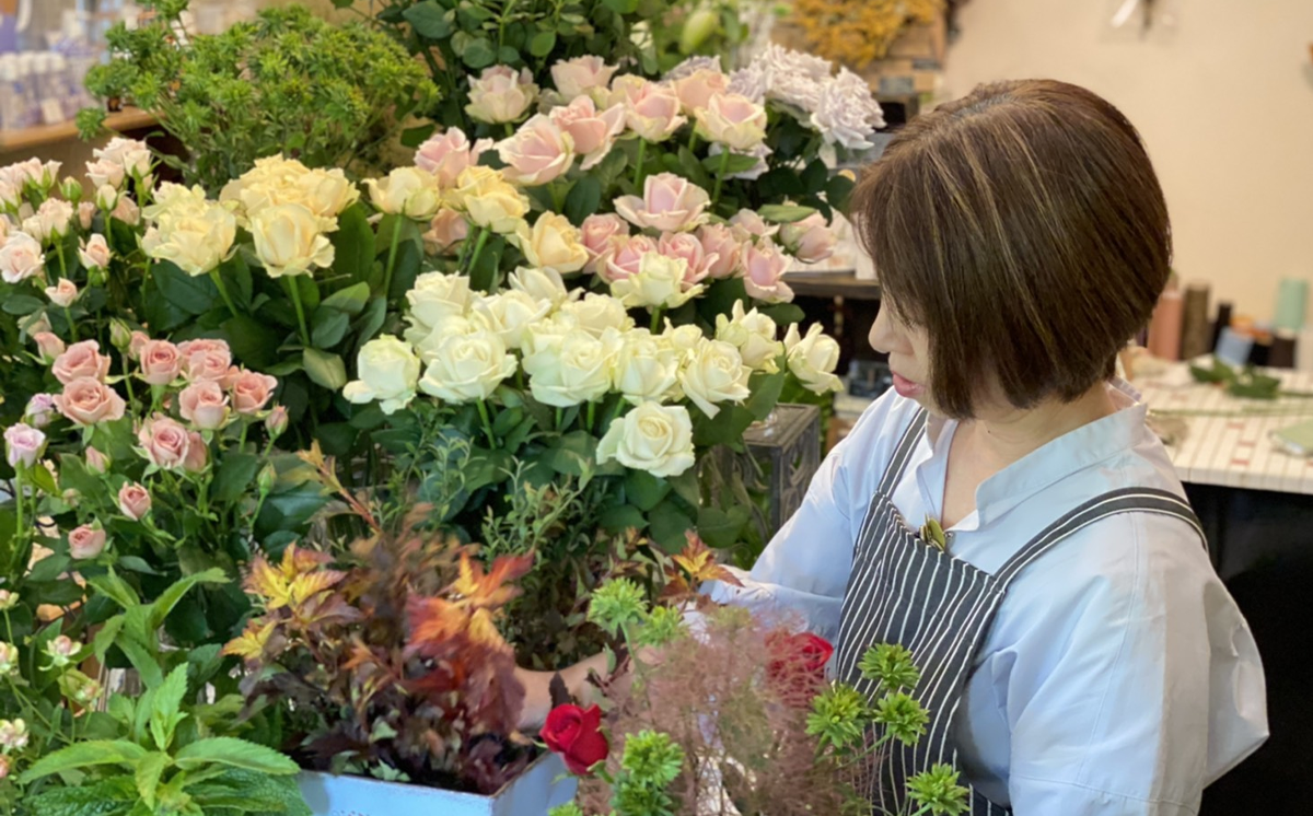 青いバラのプリザーブドボックスアレンジ【 薔薇 ばら バラ ローズ プリザーブドフラワー フラワー 花 花束 お花 ギフト フラワーギフト 贈答 贈り物 記念日 装飾 綺麗 大切な人 母の日 プレゼント おしゃれ アレンジメント アクアブルーム 茨城県 つくば市 】