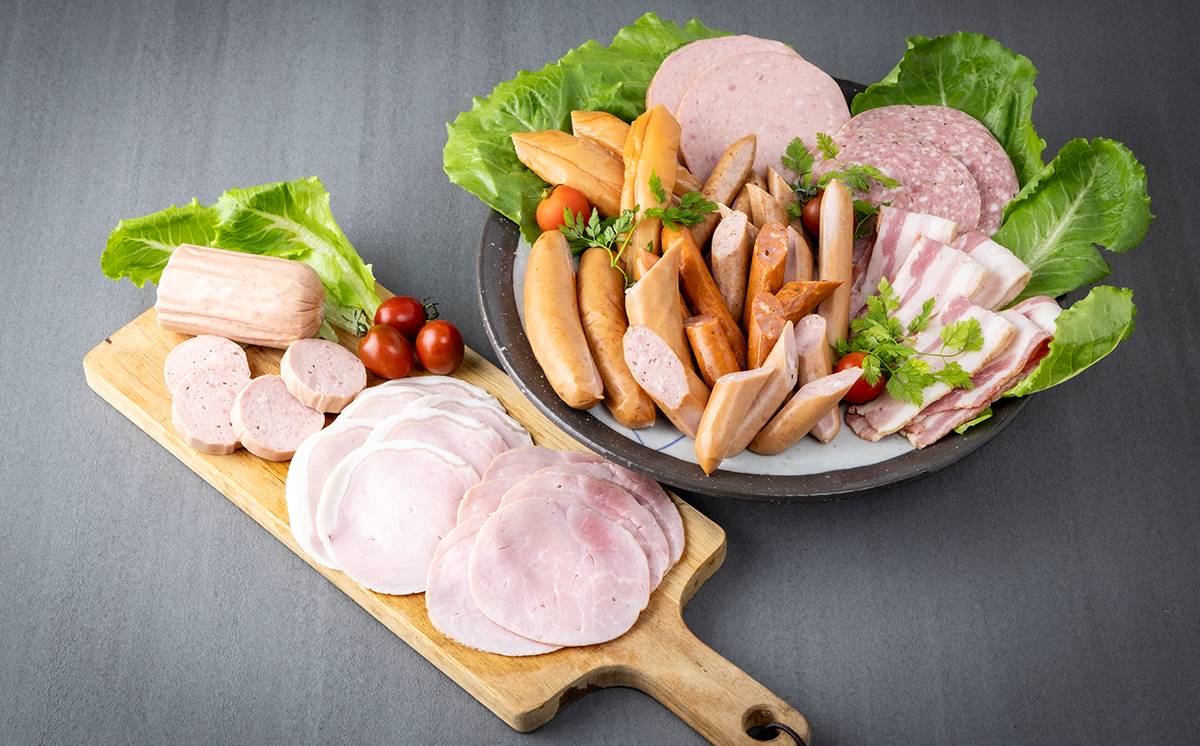 筑波ハム 手づくり ハムスライス ・ ソーセージ ・ べーコンとスモークササミのバラエティセット11品【 豚肉 豚 ぶた肉 ポーク チョリソー ステーキ 茨城県産 国産 つくば市 酒のつまみ 詰め合わせ お中元 お歳暮 】