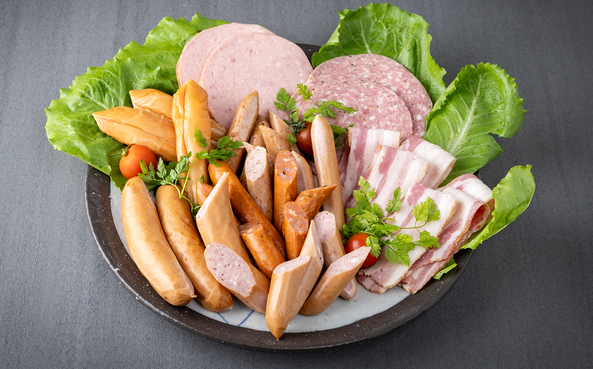 筑波ハム 手づくり べーコン ・ ソーセージとスモークササミのバラエティセット8品 ＜離島・沖縄配送不可＞【 豚肉 豚 ぶた肉 ポーク チョリソー ステーキ 茨城県産 国産 つくば市 酒のつまみ 詰め合わせ お中元 お歳暮 】