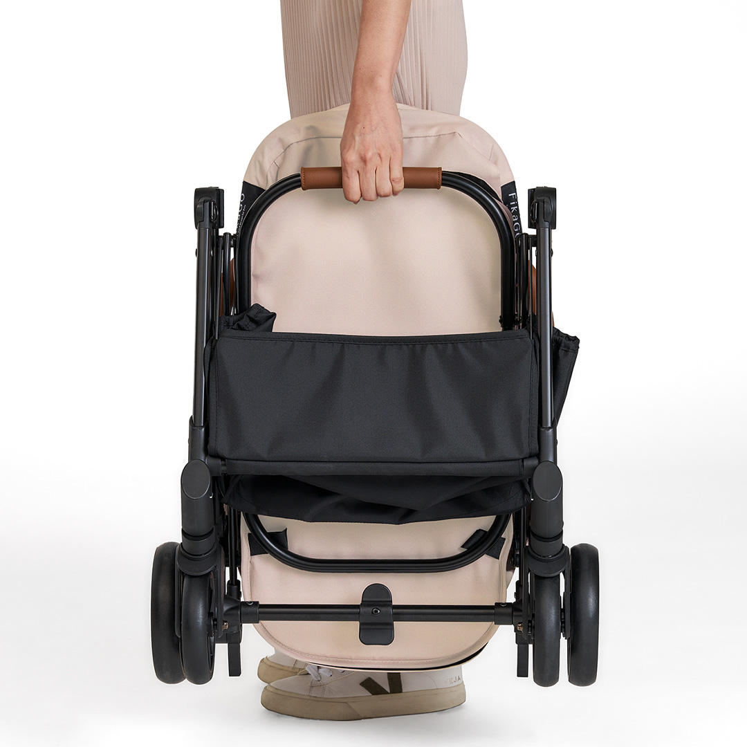 【コムペット】フィカゴー フリー トゥー ゴー 2 ヒュッゲベージュ（BE）156631 小型犬用 ドッグカート combi コンビ ペットカート FikaGO 1秒自動収納 コンパクト収納 自動収納ペットカート 犬用カート 犬用バギー ペットキャリー 4輪ペットカート折り畳み可能 折り畳み式 小型犬 多頭 耐荷重20kg 通院 おしゃれ シニア 老犬 ギフト プレゼント [AA112-NT]