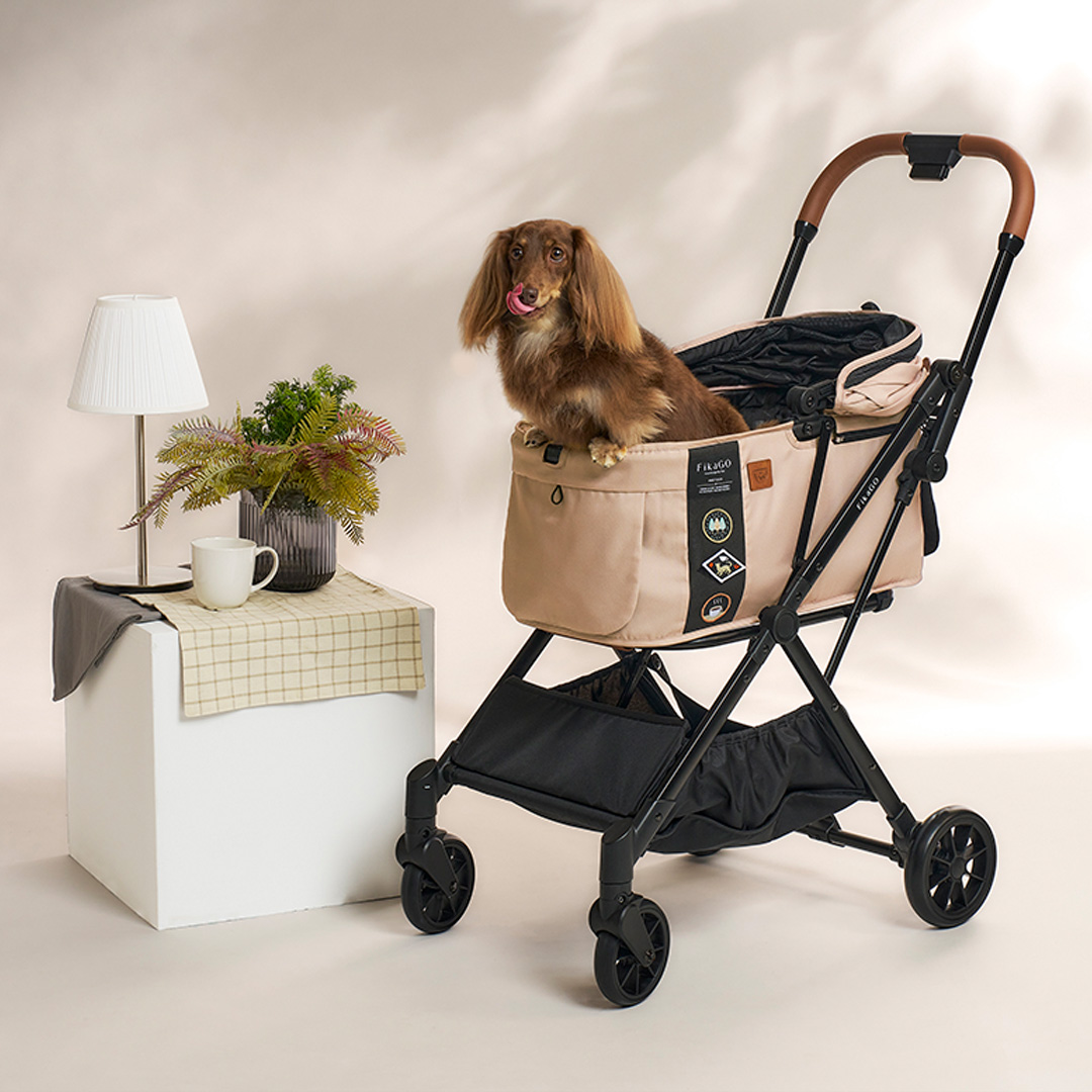 【コムペット】フィカゴー フリー トゥー ゴー 2 ヒュッゲベージュ（BE）156631 小型犬用 ドッグカート combi コンビ ペットカート FikaGO 1秒自動収納 コンパクト収納 自動収納ペットカート 犬用カート 犬用バギー ペットキャリー 4輪ペットカート折り畳み可能 折り畳み式 小型犬 多頭 耐荷重20kg 通院 おしゃれ シニア 老犬 ギフト プレゼント [AA112-NT]