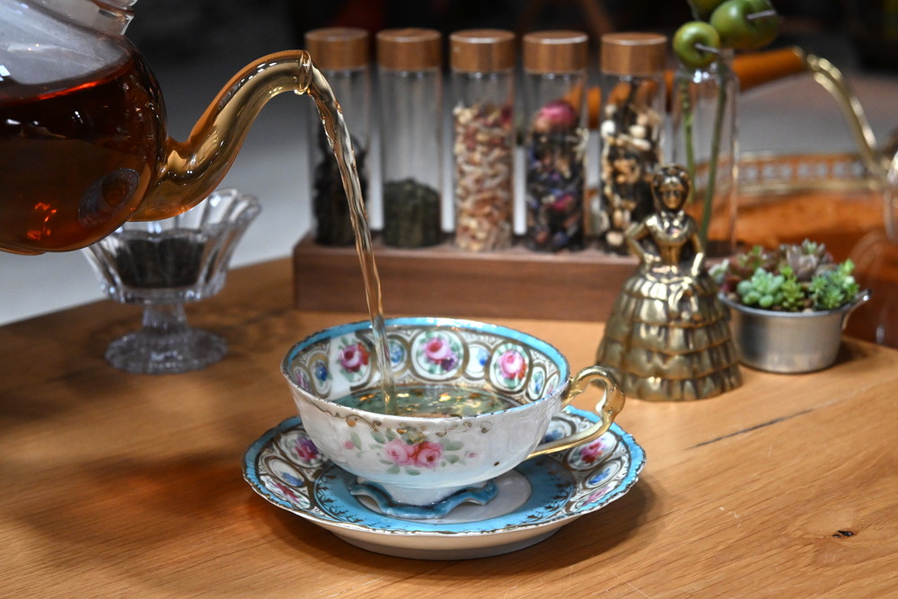 【鹿沼の癒し】カヌマ紅茶 オリジナルデザイン缶 ティーバッグ 8包セット（3g×8包） | 和紅茶 紅茶 ティーパック 国産 茶 茶葉 リーフ 希少 プレゼント ギフト ご自宅用 家庭用 栃木県 鹿沼市 板荷