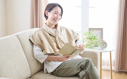 「毎日シルクに包まれて眠りたい」【中わた 富岡産シルク100％】 シルク肩あて（フリーサイズ） シャンパンゴールド シルク 絹 贈り物 ギフト 国産 F21E-453