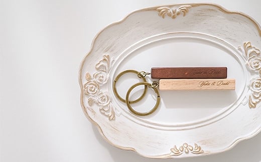  木製ネーム刻印キーホルダー (白黒セット) 名入れ ペア 木製 白 黒 キーホルダー セット ストラップ キーリング 贈り物 ギフト F20E-961