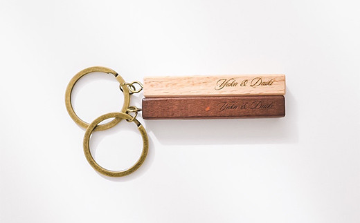  木製ネーム刻印キーホルダー (白黒セット) 名入れ ペア 木製 白 黒 キーホルダー セット ストラップ キーリング 贈り物 ギフト F20E-961