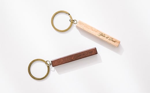  木製ネーム刻印キーホルダー (白黒セット) 名入れ ペア 木製 白 黒 キーホルダー セット ストラップ キーリング 贈り物 ギフト F20E-961