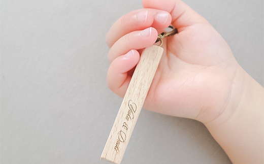  木製ネーム刻印キーホルダー (白黒セット) 名入れ ペア 木製 白 黒 キーホルダー セット ストラップ キーリング 贈り物 ギフト F20E-961