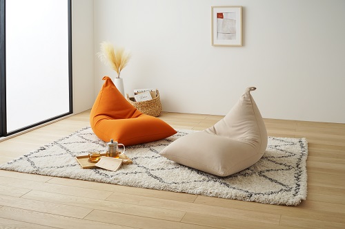 【a034】ビーズクッション　三角（ベージュ）【配送不可地域：沖縄県、離島】