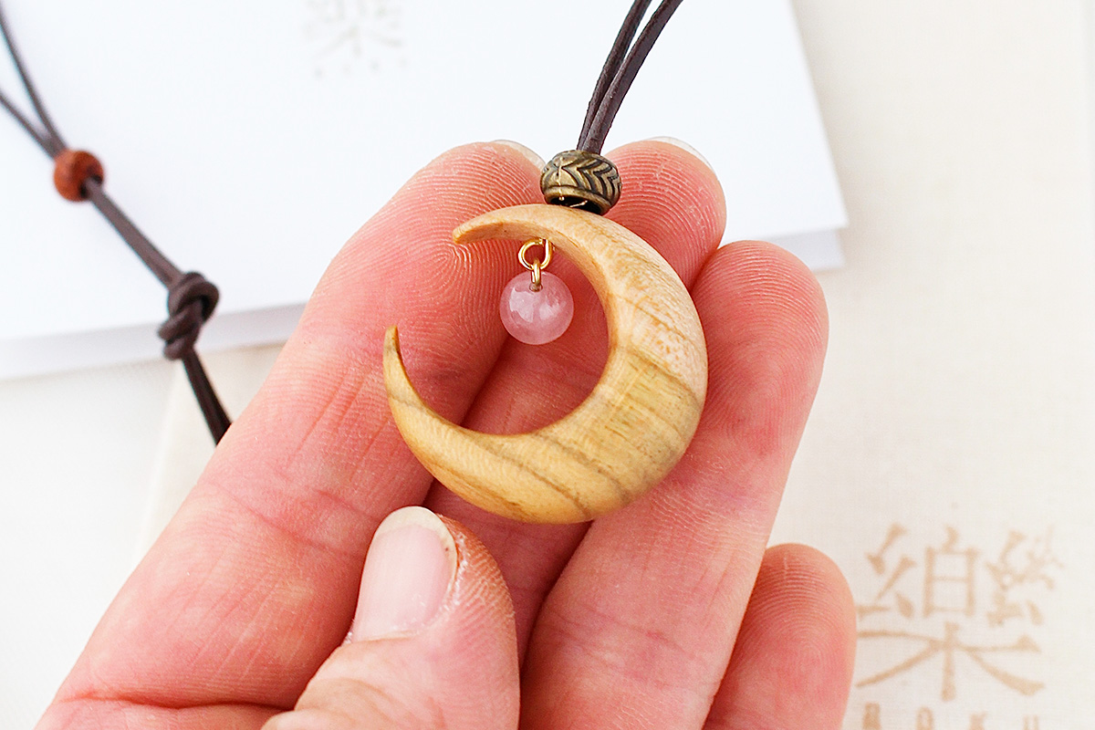 山桜の喜虹ペンダント 小 (月)｜ネックレス ペンダント アクセサリー 木工品 ハンドメイド ローズクォーツ 天然石 山桜 甘楽町 [0302]