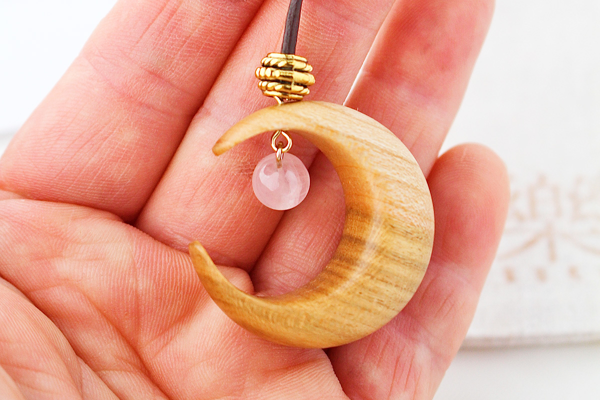 山桜の喜虹ペンダント (月)｜アクセサリー 木工品 ハンドメイド ローズクォーツ 天然石 山桜 甘楽町 [0301]